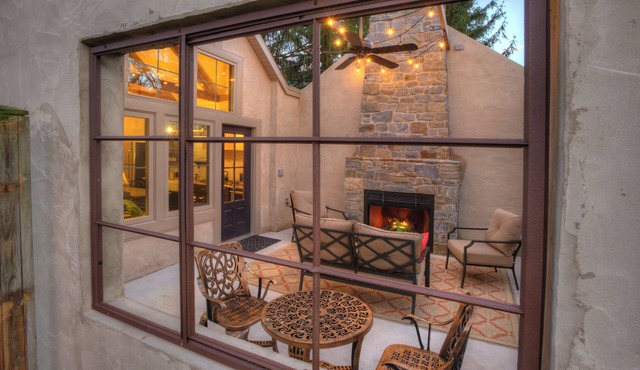 Enjoy your stay in the country. Dog friendly with a fenced-in yard in Columbia