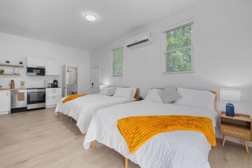 Garage Studio King and Queen with Private Patio in Smithfield