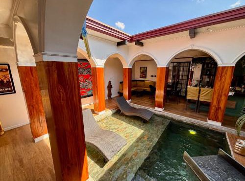 Golden Gorilla Villa with private pool & jacuzzi in Angeles