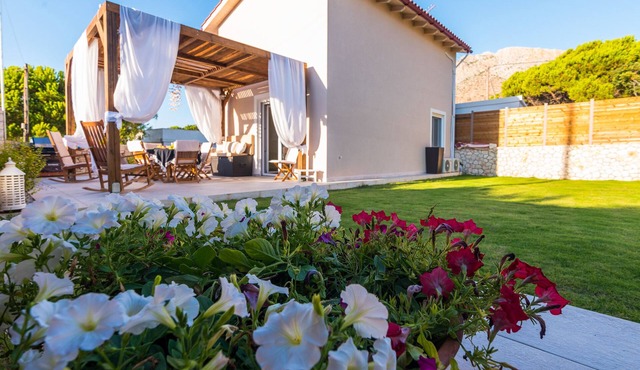 Gorgeous Villa with Garden next to Stavros Beach in Stavros