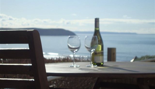 House above the beach sleeps 4 with private parking in Mortehoe
