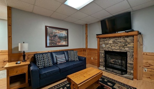Impressive Secluded Cabin with Fireplace, Hot-tub and Games in Pigeon Forge, Tennessee in Pigeon Forge