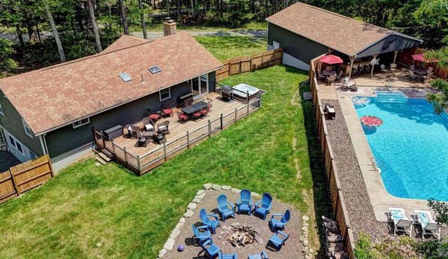 Just another GEM W Hot Tub and Seasonal HUGE POOL NEW TO VRBO in Tafton
