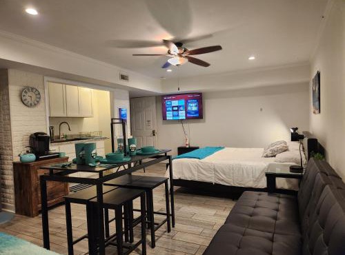 King Bed Exec Suite Hot Tub, Gym, Grill & Laundry in Kernersville