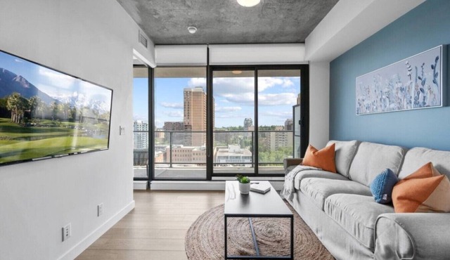 King Bed |Skyline Views | Gym | 5 mins to Dome in Calgary
