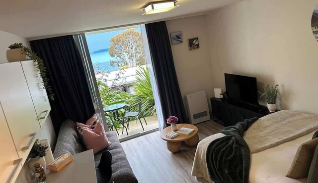 Lake View Studio & Balcony Sleeps 3 in Queenstown