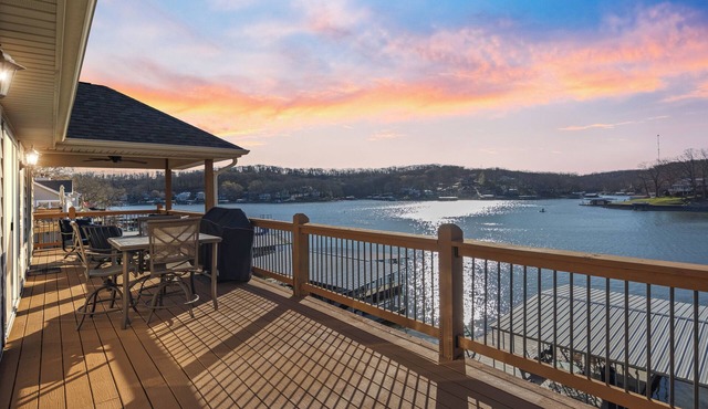 Lakefront Getaway-Franky & Louie's Cove-Large Dock + Spacious! in Sunrise Beach