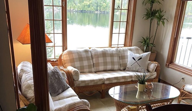 Lakefront Pineview Chalet + Spa on Lac Orignal in Gracefield