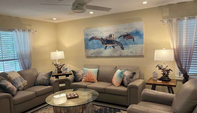 Lakeview Seashell 2BR Cottage, Pets Welcome! Sleeps 4 in Bonita Springs