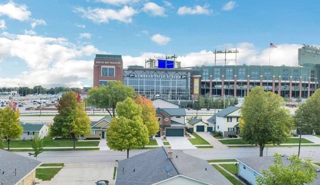 Lambeau Field View! 3 King Beds & Game Day Ready Party Garage! in Green Bay