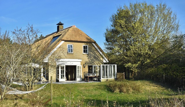 Large, detached cottage, 5 stars, near the beach, beautiful view. in Buren