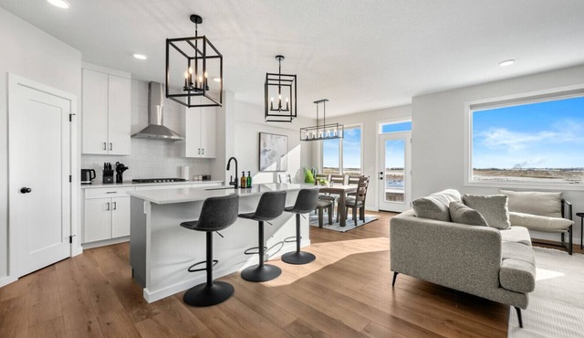 Large Single Detached House with Pool Table, King Bed & More in Calgary