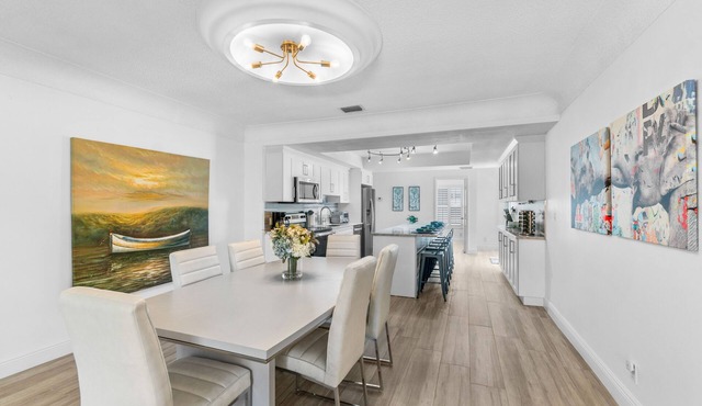 Lauderdale By Sea Beach, Amazing 8 Bedroom, 5 bath Heated pool, Foosball table. in Fort Lauderdale