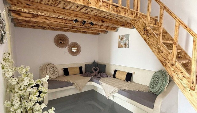 LOFT KAVES POOL AND BAR SUITES - ΜΟΝΑΔΙΚΟ ΘΟΛΩΤΟ ΠΑΤΑΡΙ ΜΕ ΚΥΚΛΑΔΙΤΙΚΗ ΑΙΣΘΗΤΙΚΗ in Santorini
