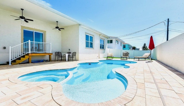 Luxury 5 bed, 3 ba, separate in-law suite, htd pool & SPA, mins walk to beach in Daytona Beach Shores