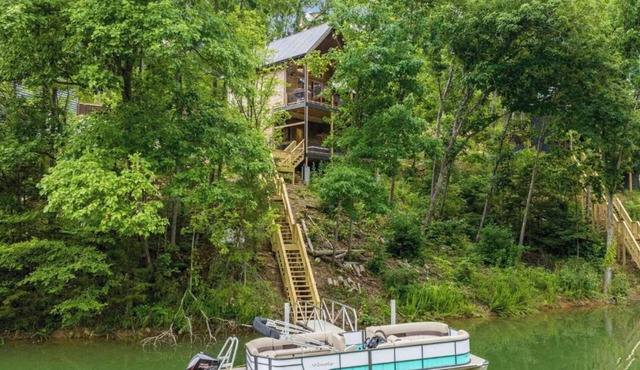 Luxury Lakefront Cabin/Hot tub/Lake Access in Sevierville