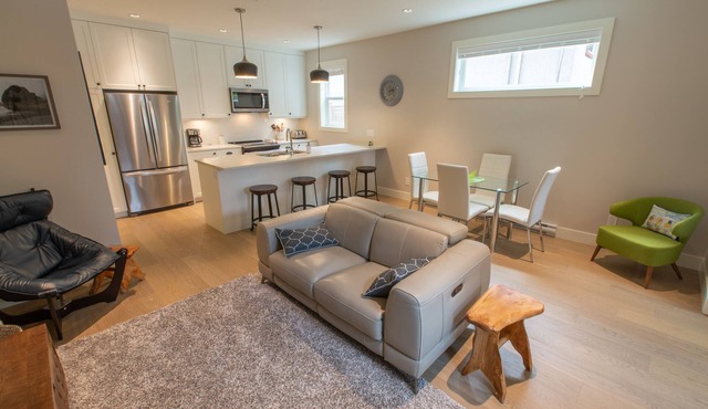 Malaview Retreat-Beautiful Townhouse in Lovely Sidney By The Sea by Victoria Prime! in Victoria