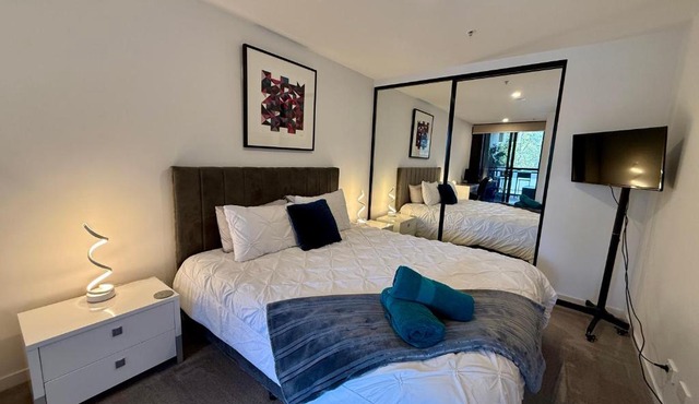 Midnight Luxe 1BR 1Bath Apartment 104 in the heart of Braddon Pool Sauna Secure Parking Wine WiFi in Canberra