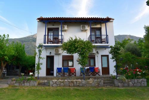 Mirsini Apartments in Kariotes