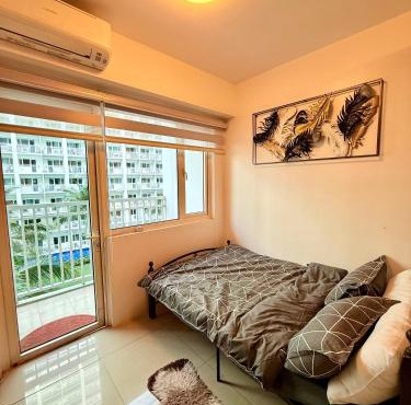 Modern Double-Sized Bed with Netflix & Pool View in Manila