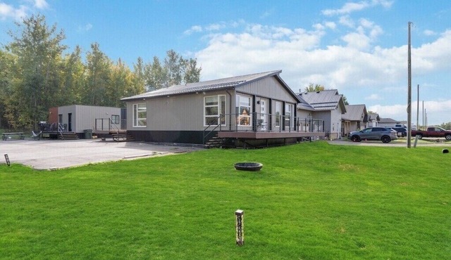 Modern Home and guest house in peaceful location. in Alberta Beach