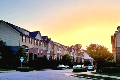 Modern & Luxurious 3 Bdrm 2.5 Bath Townhome in Apex