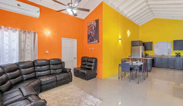 Modern Villa/Fully AC/Gated 24/7 Security, 5-10 mins to Attractions/Ocho Rios in Ocho Rios