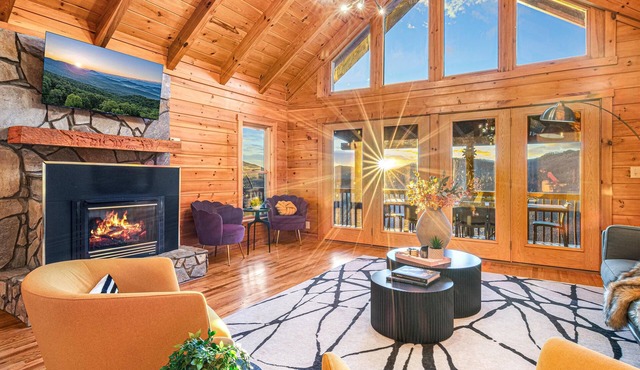Mountain Views! Hot Tub, Games, Theater, Fire Pit in Marion