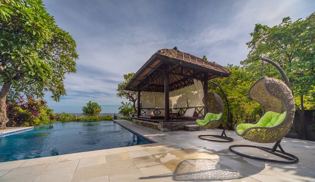 New for rent: Gorgeous Beachfront Pool Villa with staff, Lovina in Dencarik