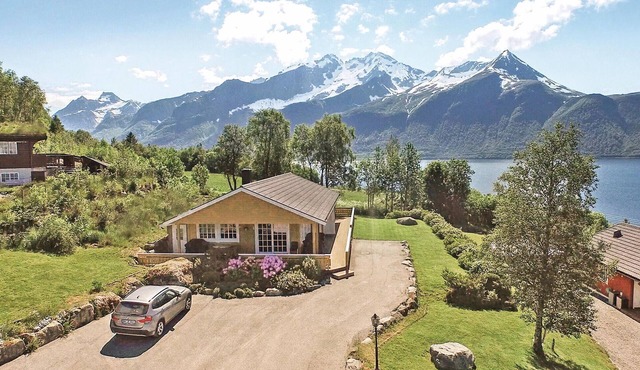 Nice home in Hundeidvik with house sea view in Hundeidvik