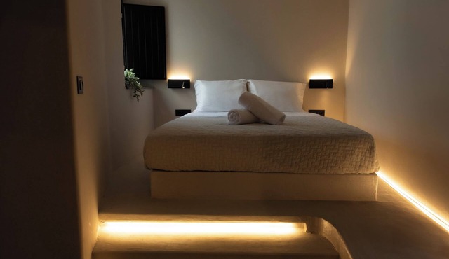 Noir Cave Villa in Traditional Settlement w/Private Hot Tub & Sunset Terrace! in Pirgos Kallistis