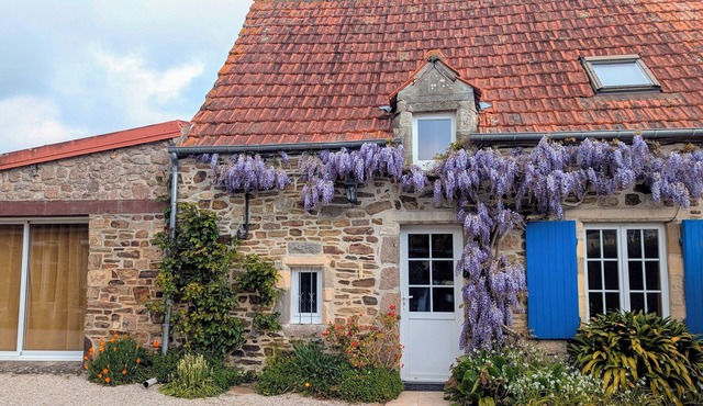 Norman stone house, close to the sea and tourist attractions in Quettehou