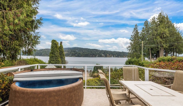 Oceanfront 3 Bed: Private Beach and Dock Access, Hot Tub , BBQ & Free Kayaks! in Sooke