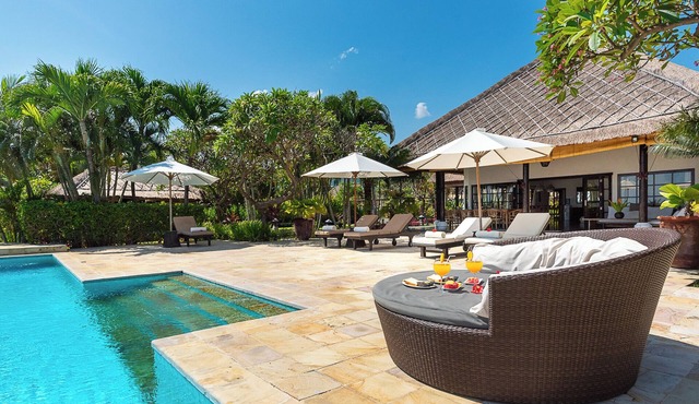 Private Beach front Villa 12p: Accomplish your body and soul! in Dencarik