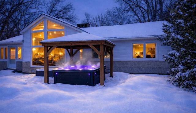 Private Lakehouse Getaway | Hot Tub on the Water in Waubaushene