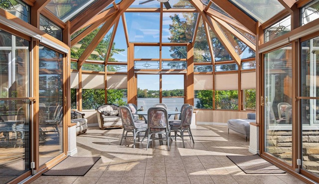 Private Waterfront Villa | 9 BR | 19 guests | Peaceful in Laval