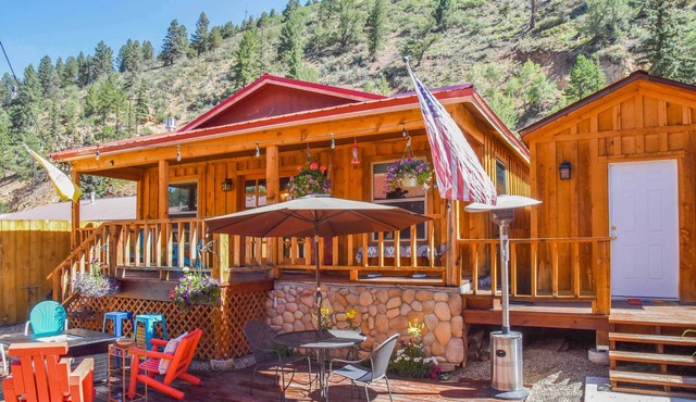 Red River Summer Cabin w/Fire Pit & Mtn Views in Red River