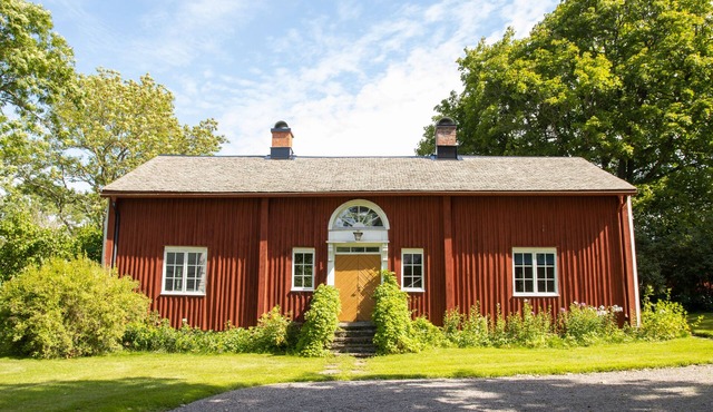 Romantic Villa in historic setting with a lake-side view in Säffle