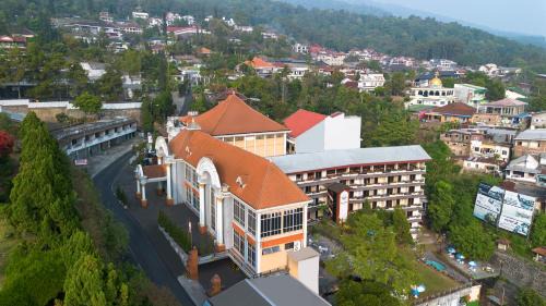 Royal Hotel and Convention Tretes in Prigen