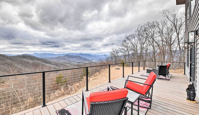 Scenic Hillside Cabin in Sylva w/Hot Tub & Views! in Sylva