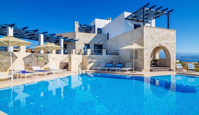 Sea view villa close to beach, private heated pool in Chania