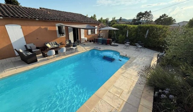 Single-storey villa. Private pool. 6 people max. in Montauroux