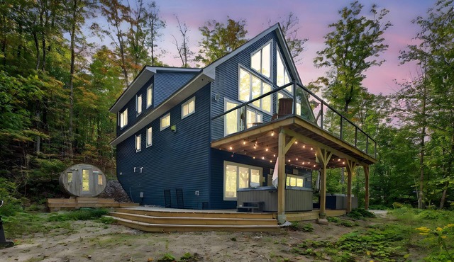 Sleeps-8, Hot Tub, Sauna, EV Charger in Haliburton