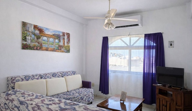 Spacious 3BR Apt | 2 Min to Sailfish Monument | Private Parking in Manzanillo