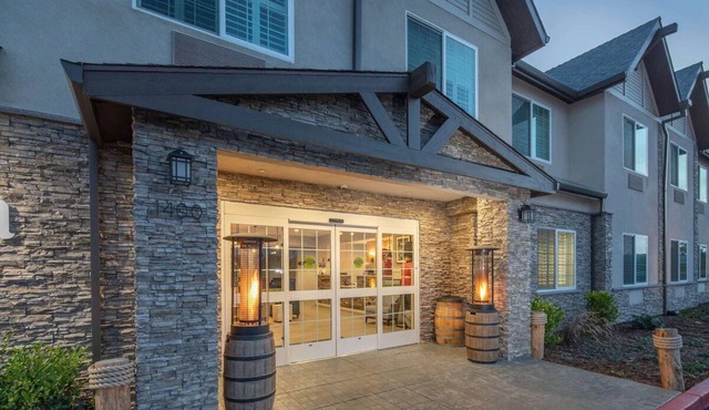 Spacious Coastal Retreat at Aristocrat Hotel - Free Parking and Breakfast! in Half Moon Bay