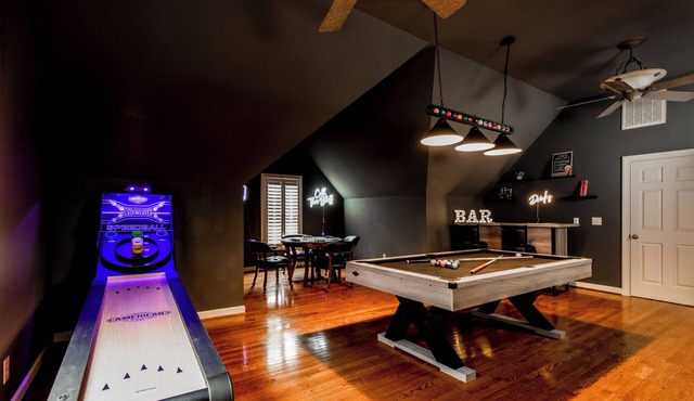 Spacious Home Great for Holidays;Sleeps 20;Hot Tub; Gym; Pool; Game Room; in Kernersville