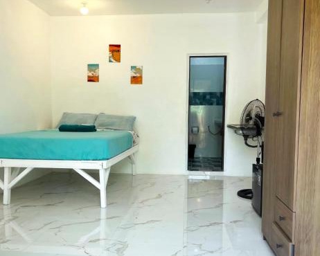 Spacious studio 4, AC, kitchenette, central location in Coron
