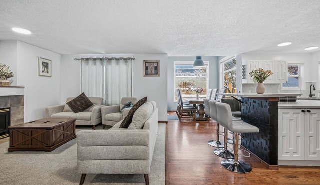 Steps-Country Hills Centre | 10 mins YYC Airport | Beautiful House in Calgary