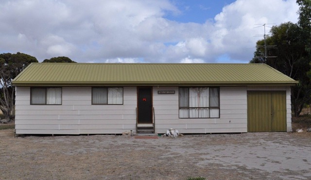 Stoneybroke ~ A wonderful beach for children, Dog Friendly! in The Pines