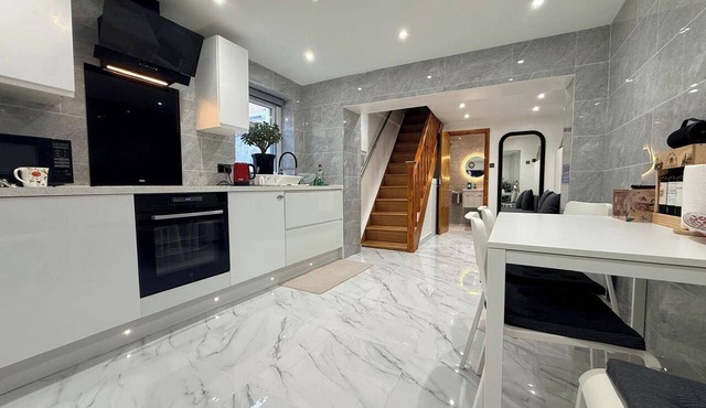 Studio Sleeps 2 with WiFi in Cardiff